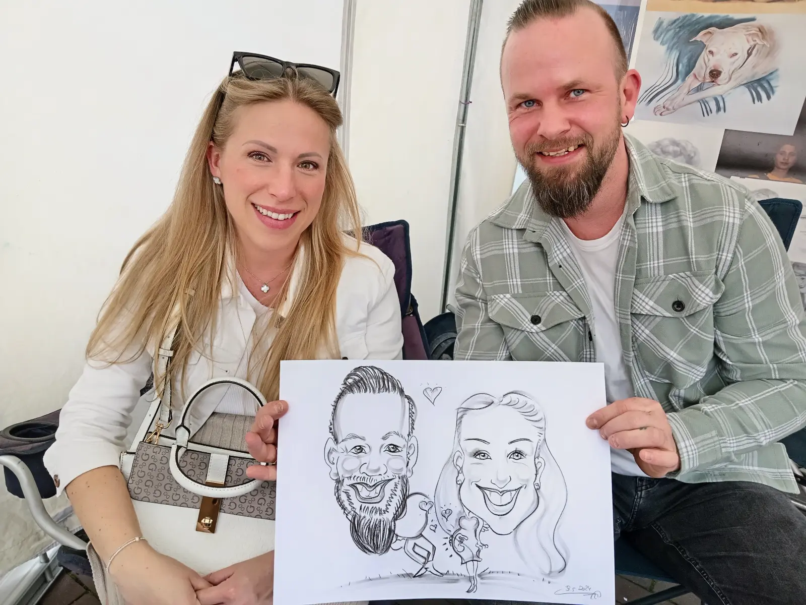 Paar mit seiner humorvollen schnellzeichnung mit babybauch von karikaturistin streetart wuppertal